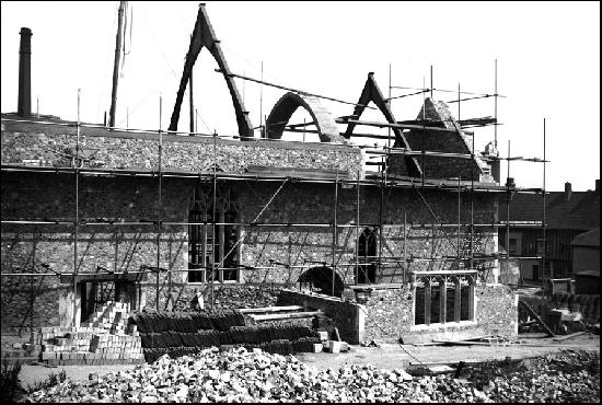 Probhajc rekonstrukce kostela Juliany z Norwiche po nletu, snmek z r. 1952