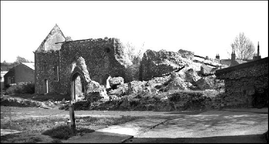 Kostel Juliany z Norwiche v r. 1946, poničený po náletu z r. 1942